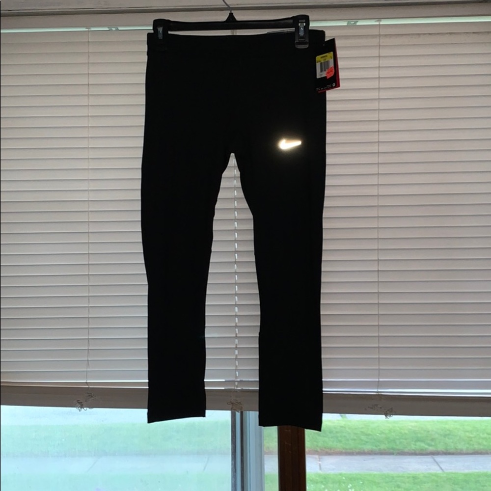Nike essential tight fit crop leggings